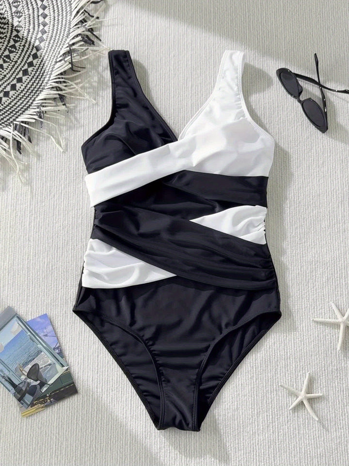Atenas – Diseño Cruzado Bicolor con Efecto Moldeador Blanco y Negro
