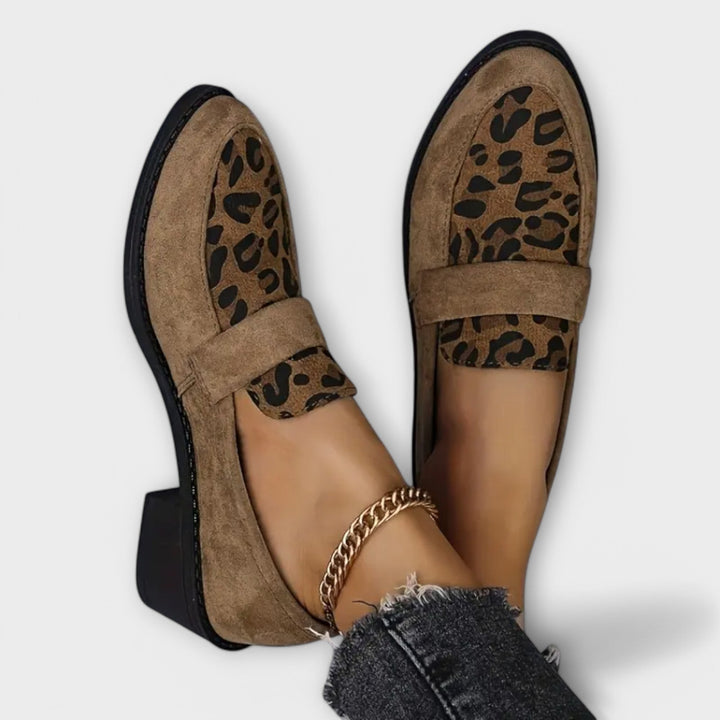 Zapatos femeninos elegantes con patrón de leopardo