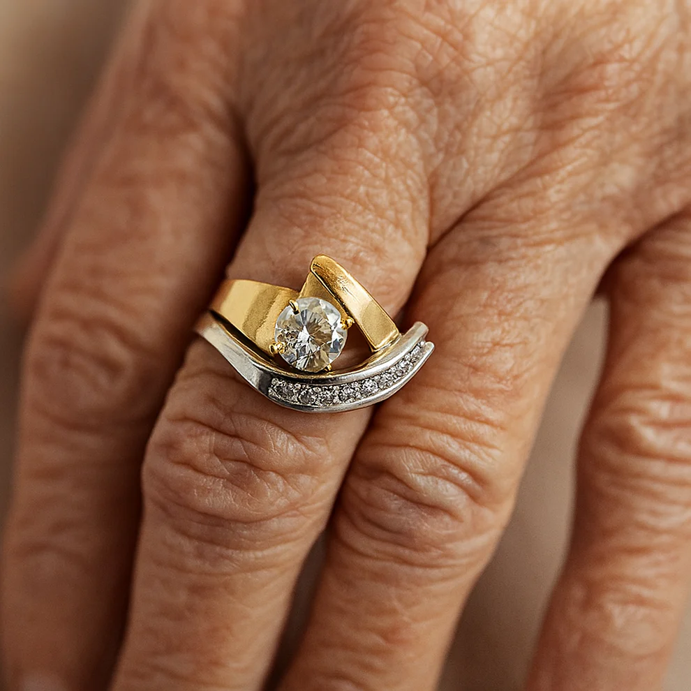 Anel Vintage Irregular en Oro y Plata con Zirconia