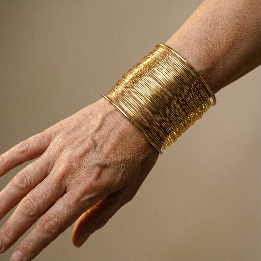 Pulsera abierta con espiral en oro