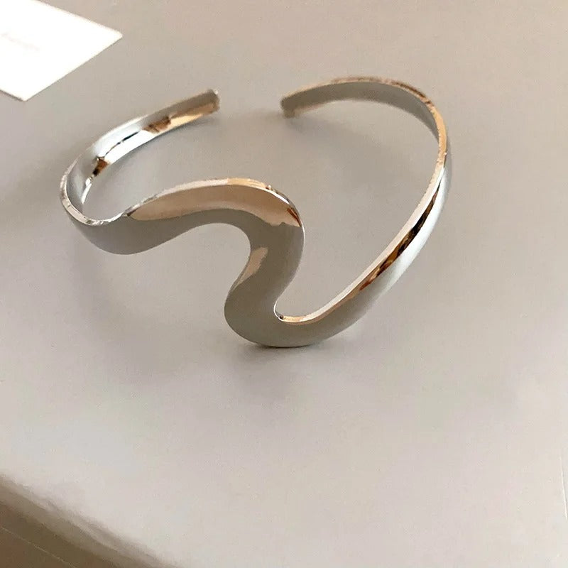 Pulsera ondulada abierta con giro en plata vintage