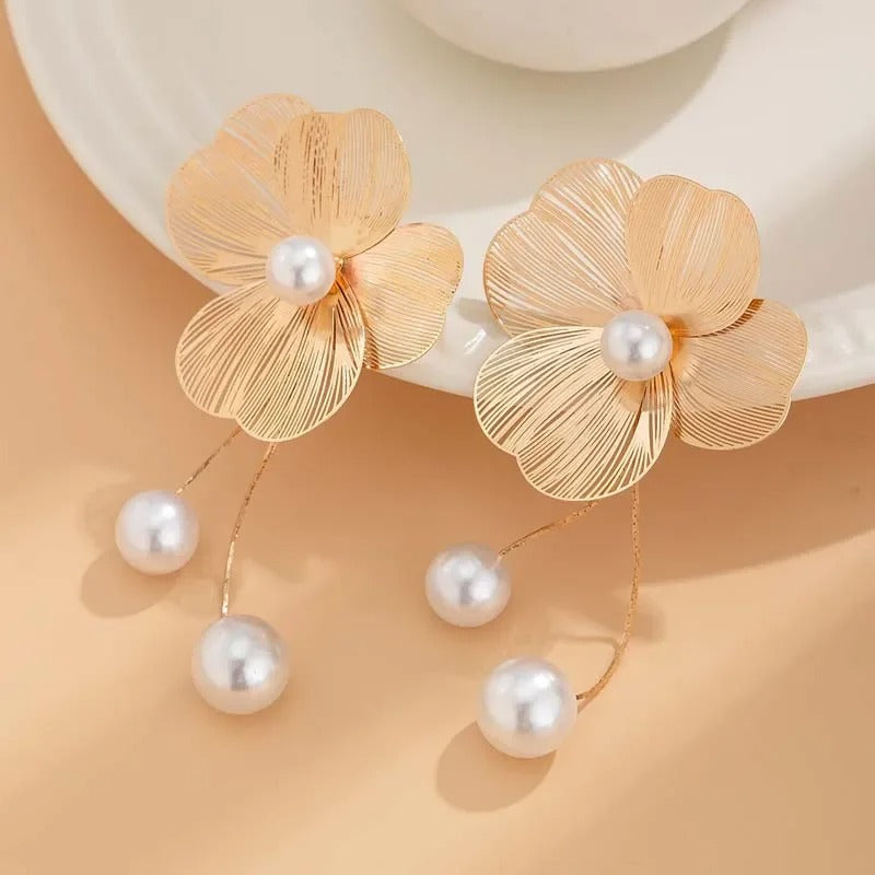 Pendientes Vintage con Flores y Perlas Doradas