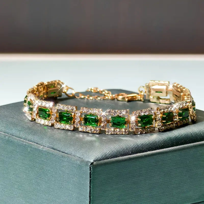 Elisa Esmeralda de la Pulsera Dorada