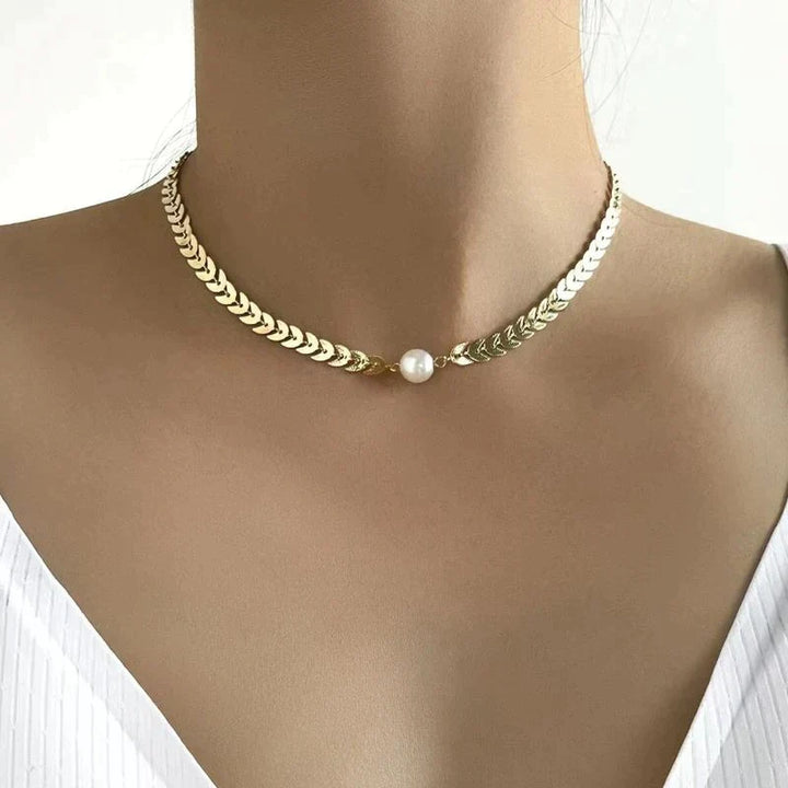 Collar griego con margarita en oro