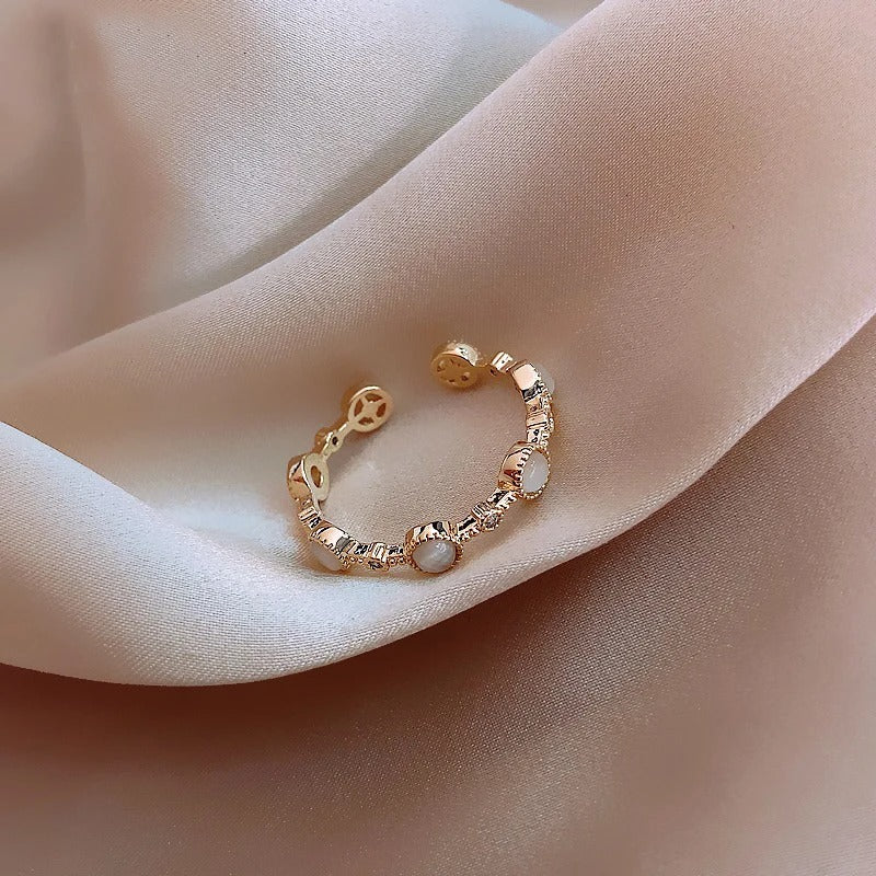 Anillo Redondo Clásico Ajustable en Oro y Cristal