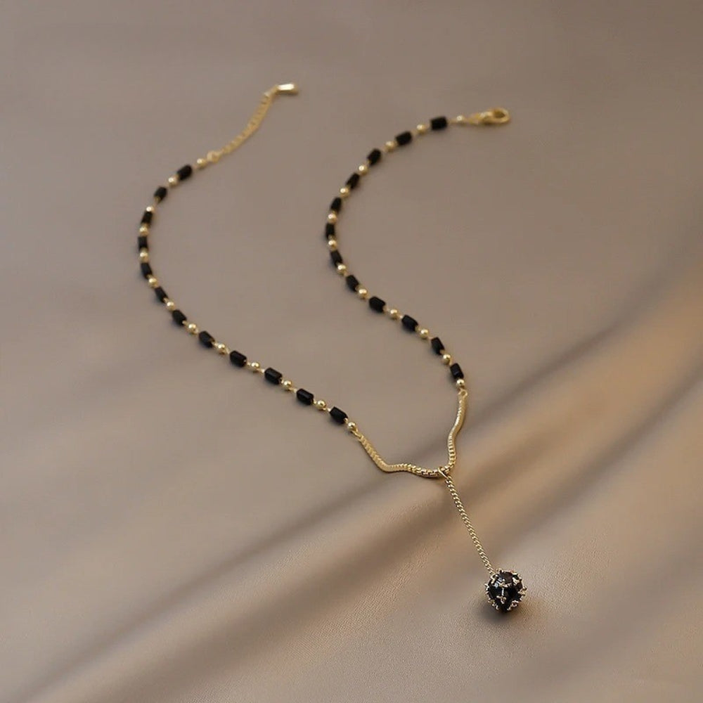 Collar Vintage con Perlas Negras y Colgante en Forma de Gota