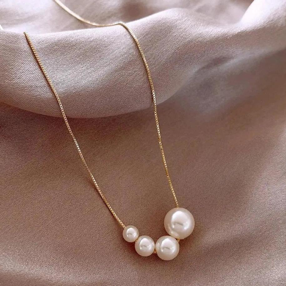 Collar de perlas doradas