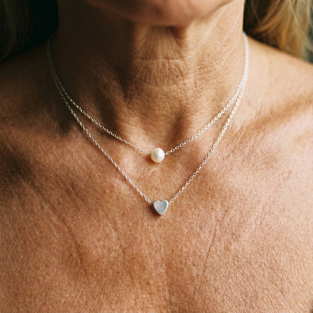Collar con Corazón de Plata y Margaritas