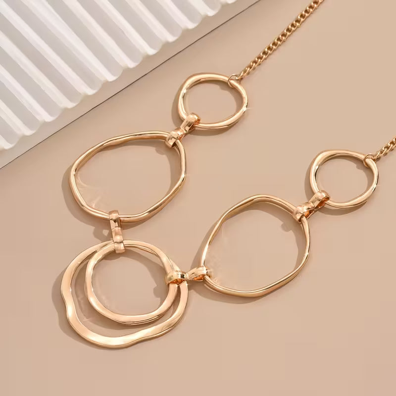 Collar con Medallón Inspirado en la Elegancia Clásica