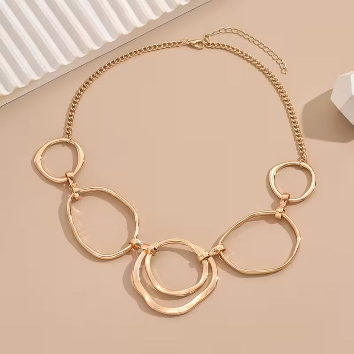 Collar con Medallón Inspirado en la Elegancia Clásica