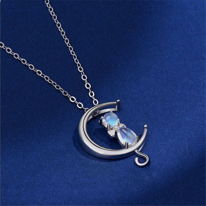 Collar con Colgante en Forma de Media Luna y Gato de Piedra Lunar