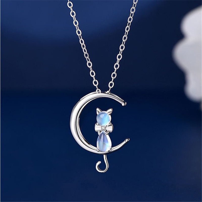 Collar con Colgante en Forma de Media Luna y Gato de Piedra Lunar