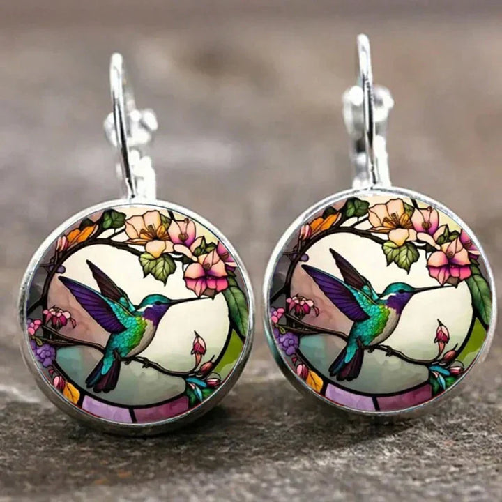 Collar con Colgante Metálico en Forma de Golondrina con Cúpula de Vidrio
