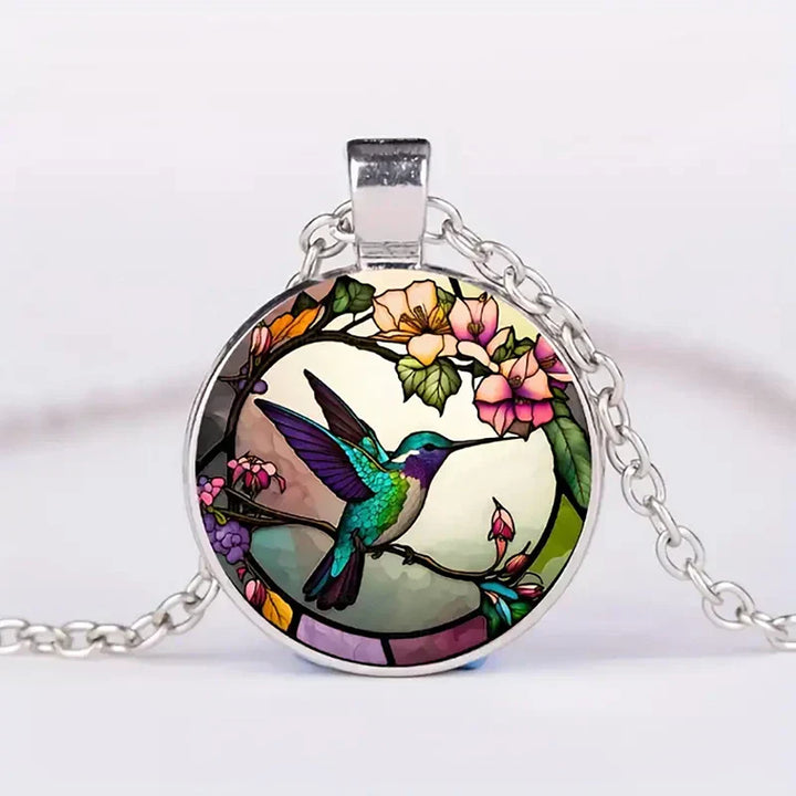 Collar con Colgante Metálico en Forma de Golondrina con Cúpula de Vidrio