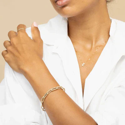 Collar con inicial en oro