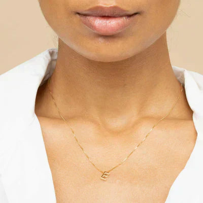 Collar con inicial en oro