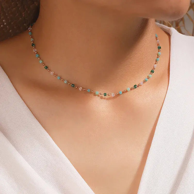 Collar con piedras de colores doradas