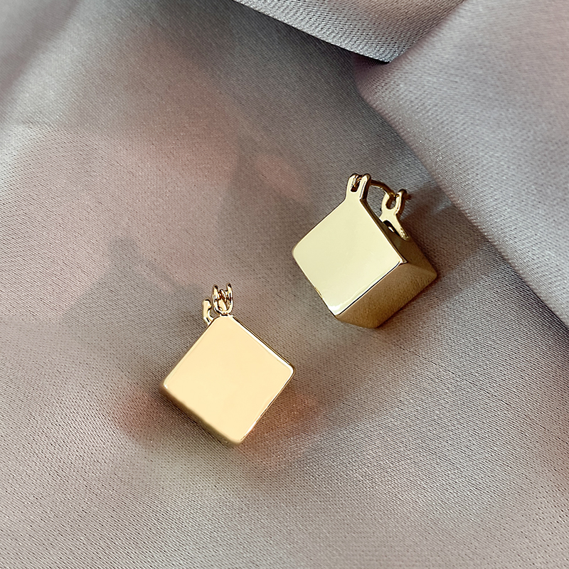 Pendientes Elegantes de Oro Cúbico
