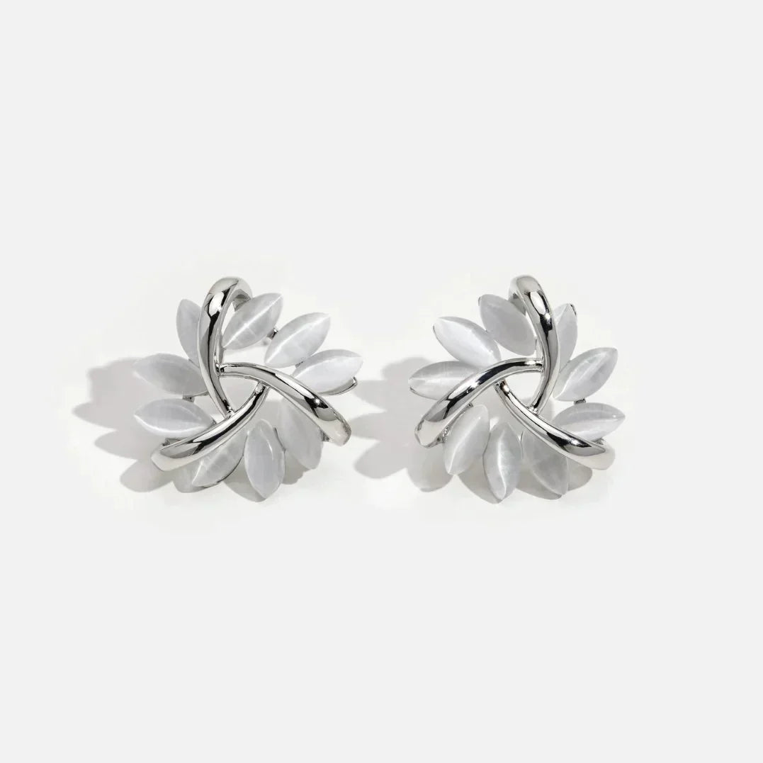 Pendientes Elegantes y Refinados con Pétalos de Ópalo en Oro