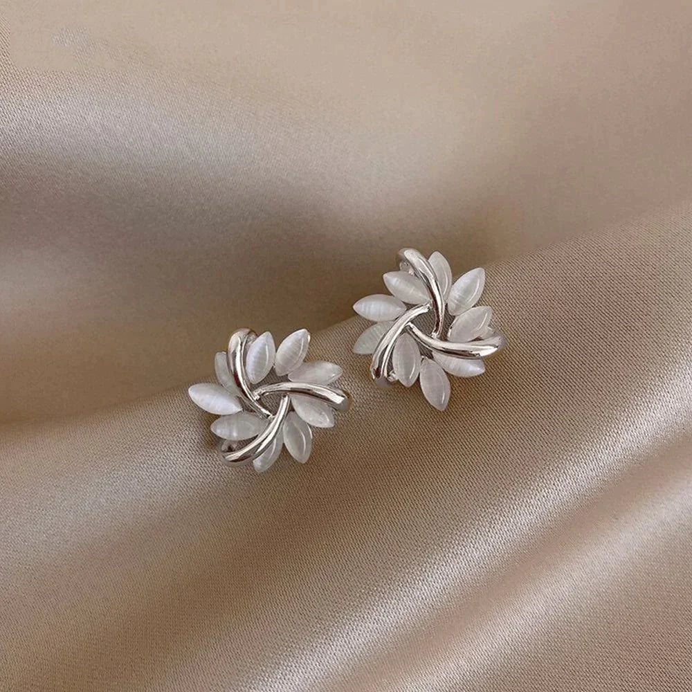 Pendientes Elegantes y Refinados con Pétalos de Ópalo en Oro