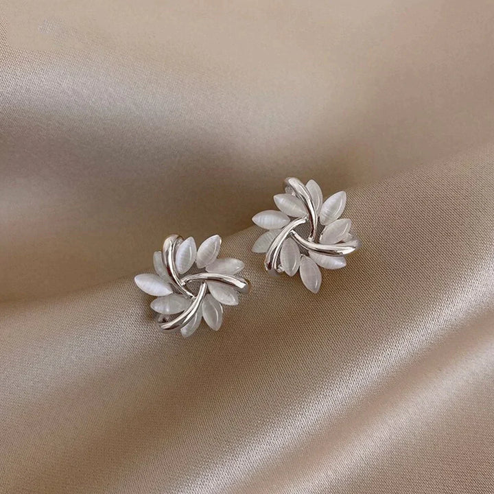 Pendientes Elegantes y Refinados con Pétalos de Ópalo en Oro