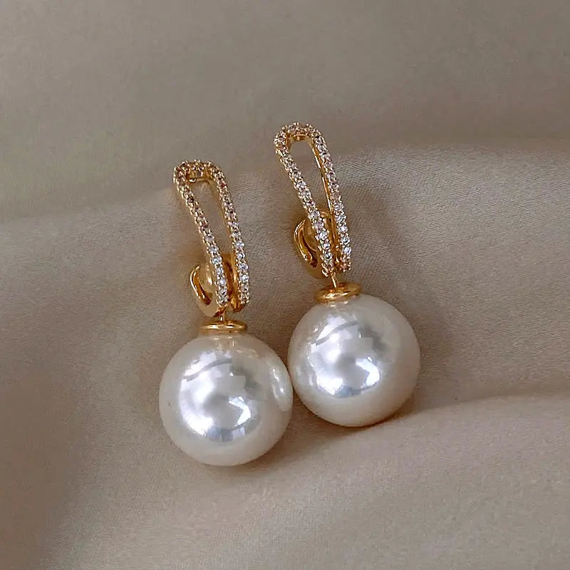 Pendientes elegantes con perlas y circonitas