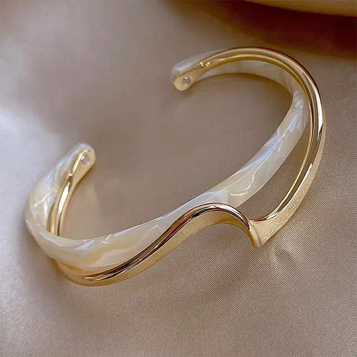 Brazalete Abierto Elegante en Esmalte Blanco y Oro