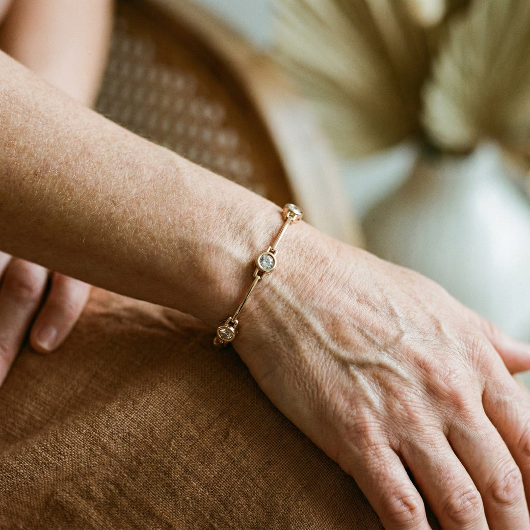 Brazalete Elegante con Circonitas en Oro