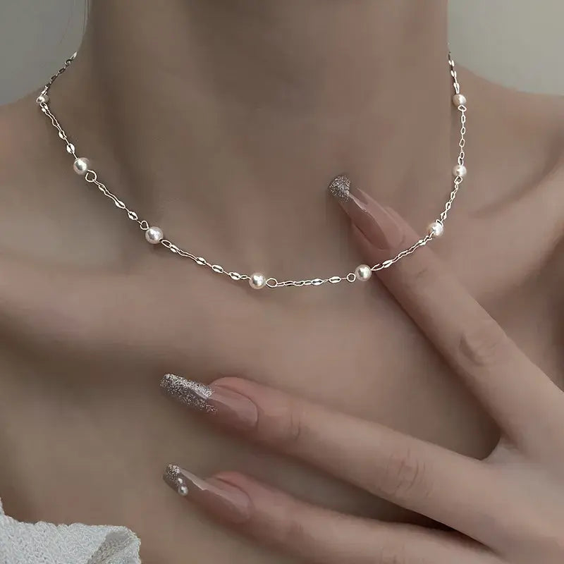 Collar elegante con brillantes perlas