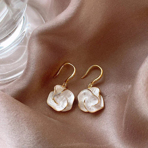 Pendientes Colgantes con Pétalos Blancos