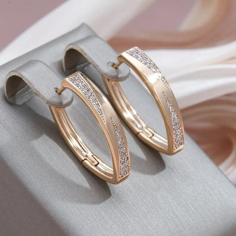 Pendientes brillantes hechos de oro y diamantes