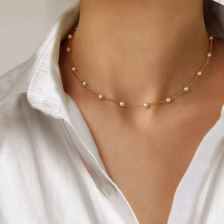 Collar Pequeño de Margaritas en Oro
