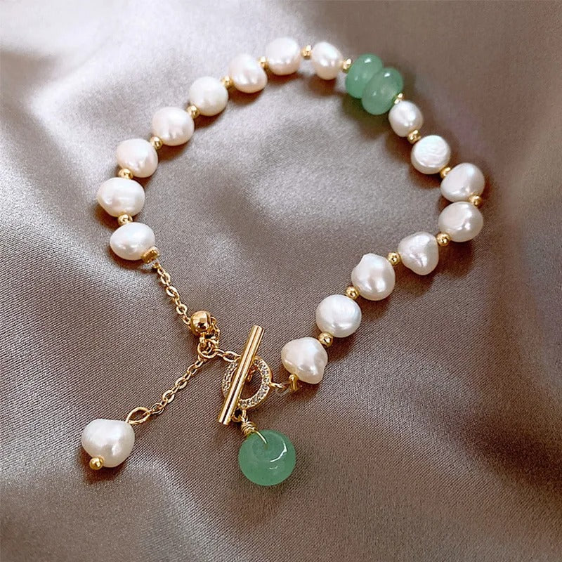 Pulsera retro con margaritas y piedras preciosas verdes con detalles dorados