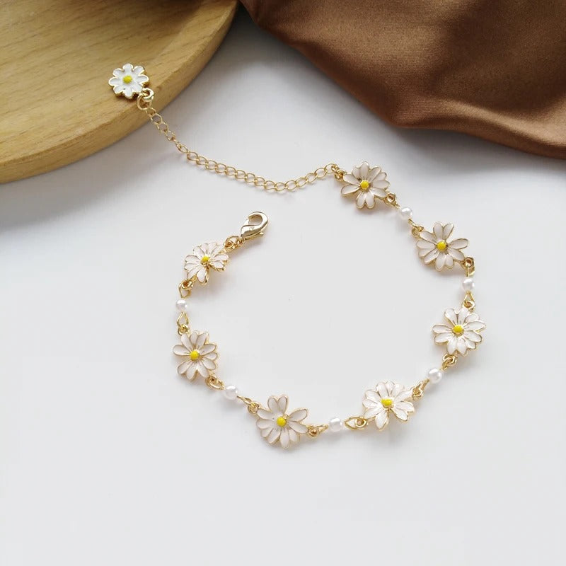 Pulsera retro con margaritas, detalles dorados y flores blancas