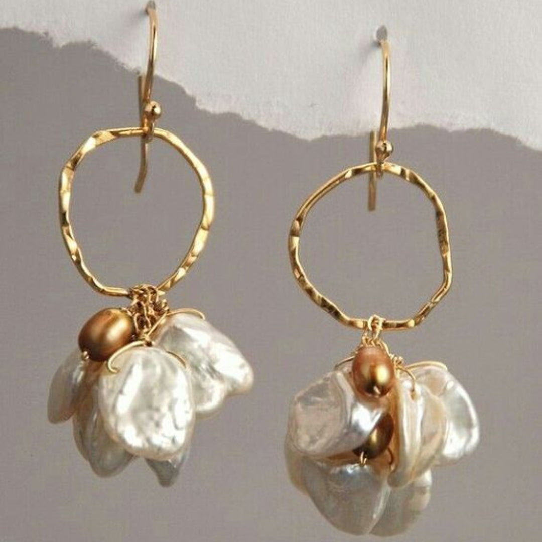 Pendientes retro dorados con perlas y flores colgantes