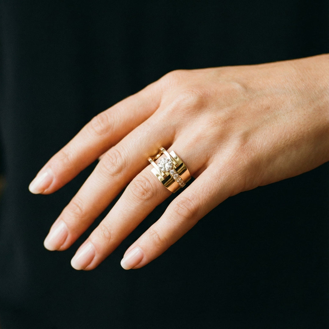 Anillo irregular de oro retro "Anel" con zirconio