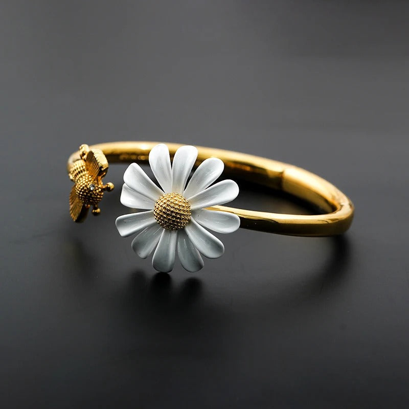 Pulsera retro de oro con margarita y abeja
