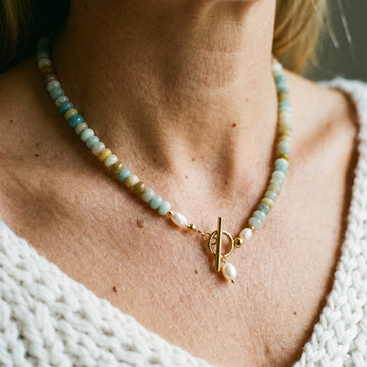 Collar retro dorado con piedras