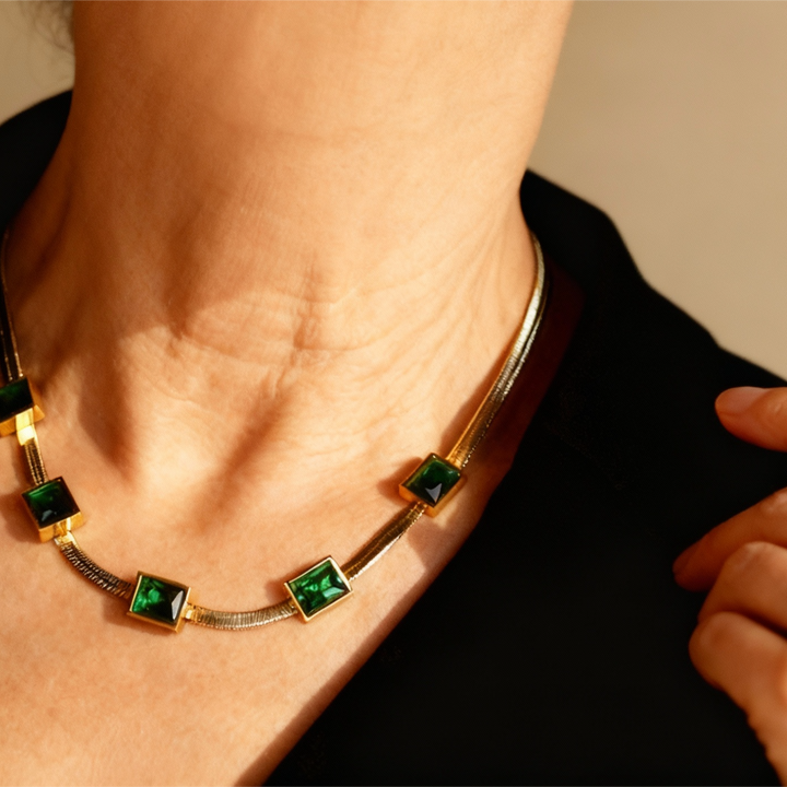 Collar retro de zirconia verde