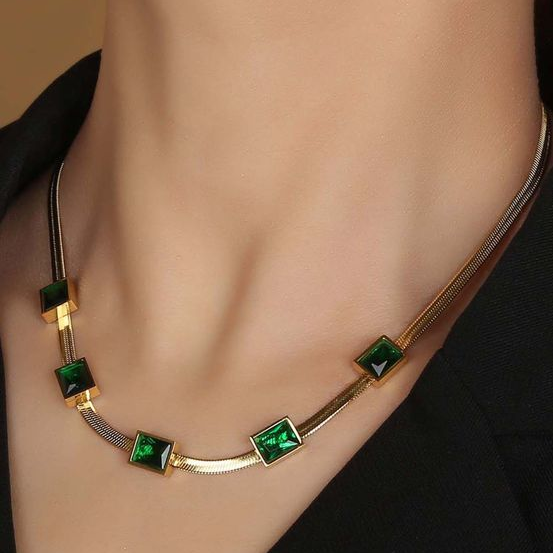 Collar retro de zirconia verde