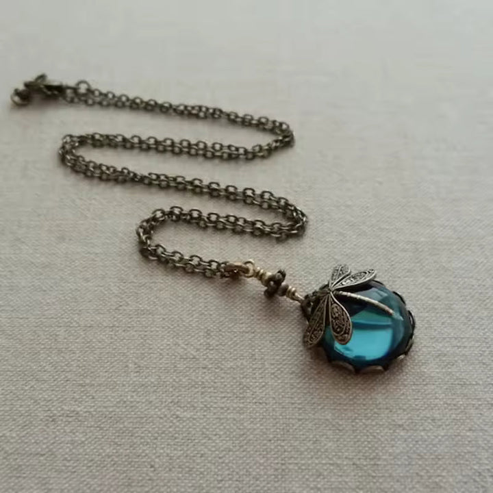 Collar de libélula retro