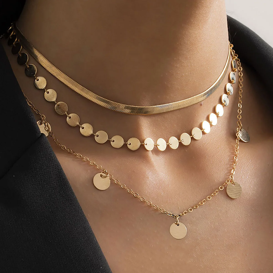 Collar retro con placas doradas