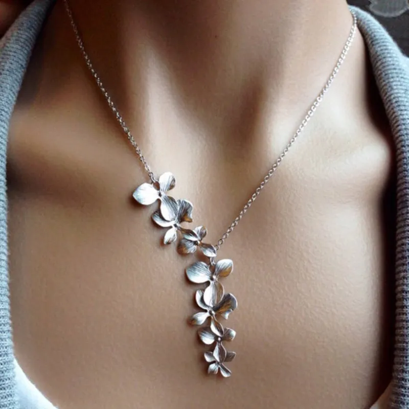 Collar retro con flor en color plateado
