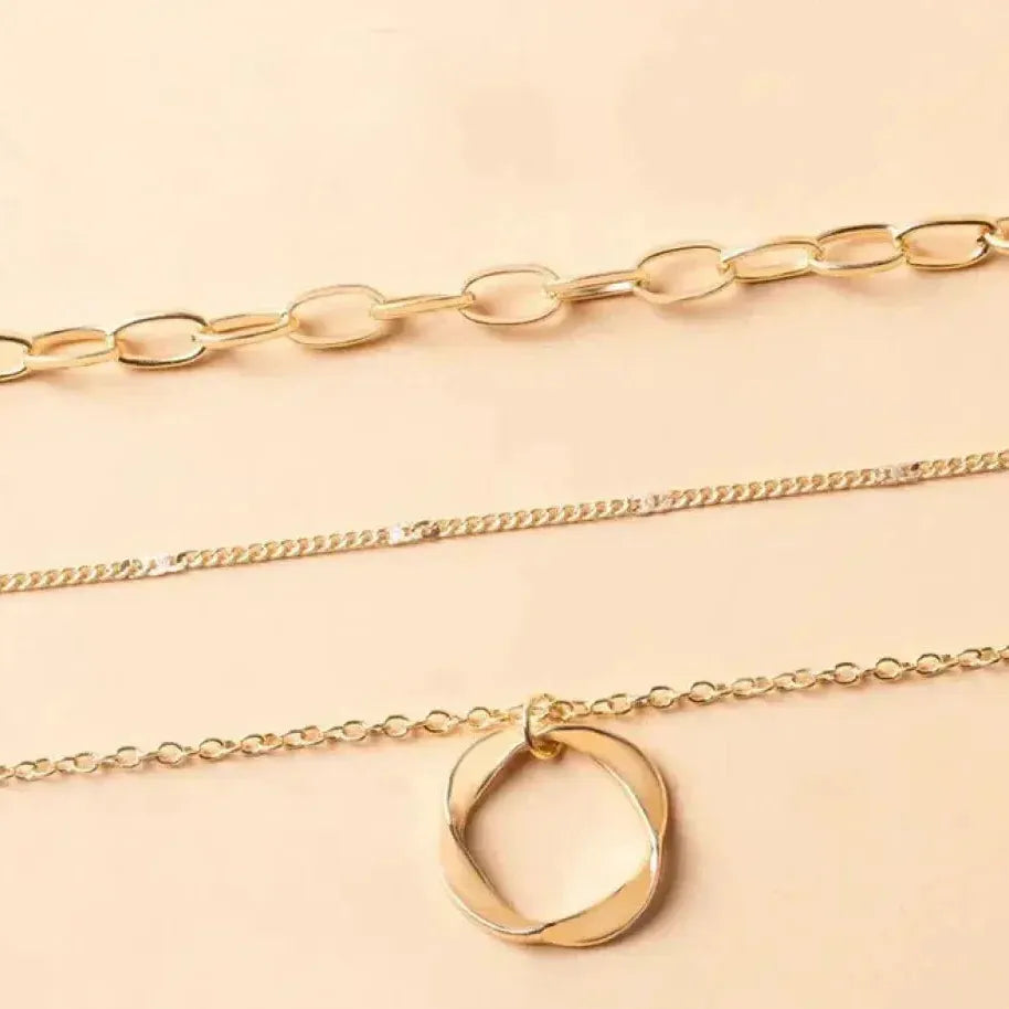 Collar retro con capas de cadena y colgante dorado
