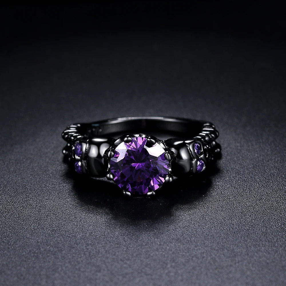 Anillo redondo retro negro con preciosa piedra púrpura y diseño intrincado
