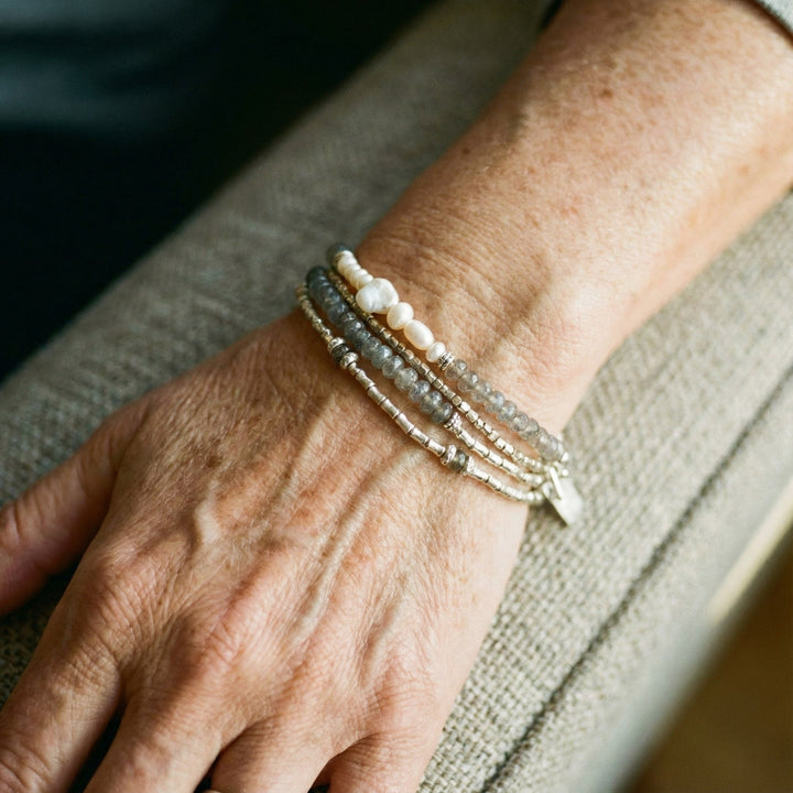 Conjunto de pulseras retro