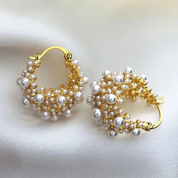 Pendientes de oro con diseño vintage y perlas