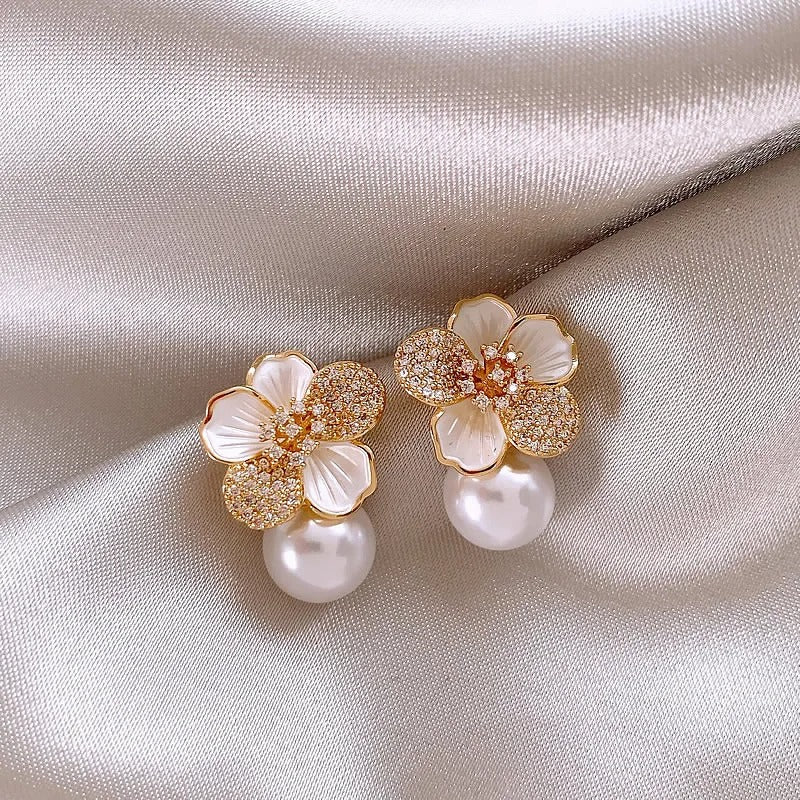Pendientes con Camelia Blanca Colgante y Margarita