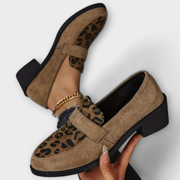 Zapatos femeninos elegantes con patrón de leopardo