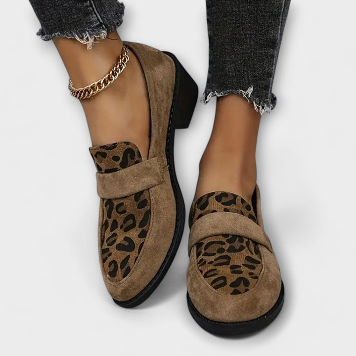 Zapatos femeninos elegantes con patrón de leopardo